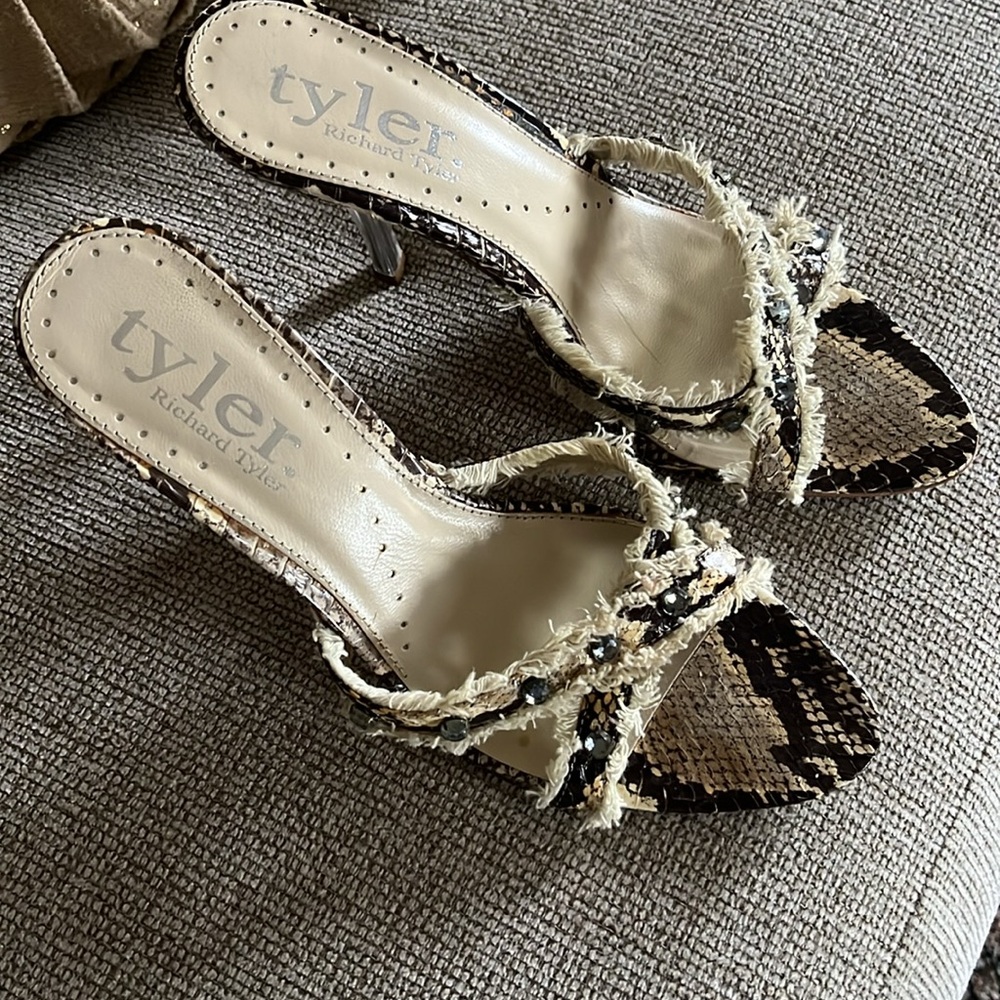 Richard Tyler Crisscross Fringe & Grey Stone Snakeskin Heeled Sandals Size 7 - Picture 14 of 16